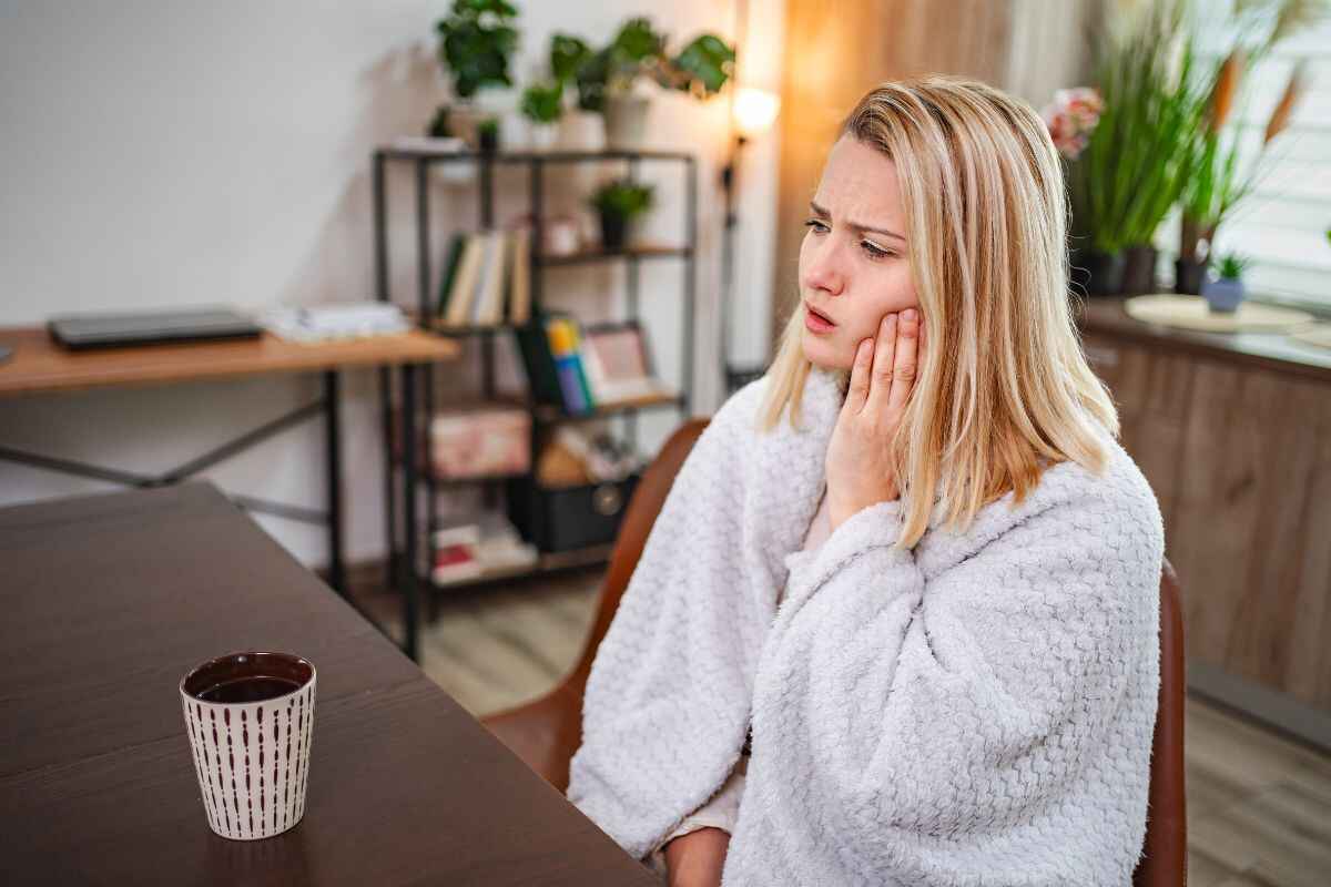 lady feeling gum sensitivity in cold lady feeling gum sensitivity in cold