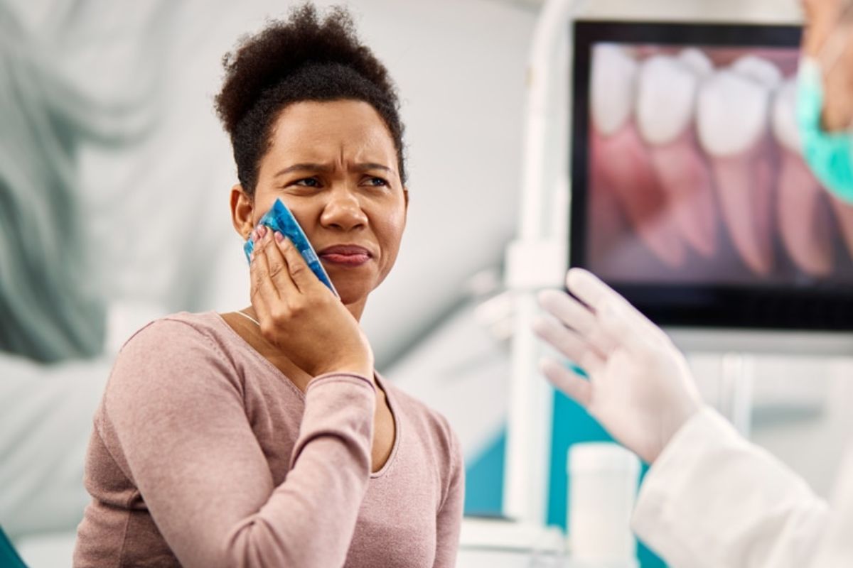 woman first emergency dental visit woman first emergency dental visit